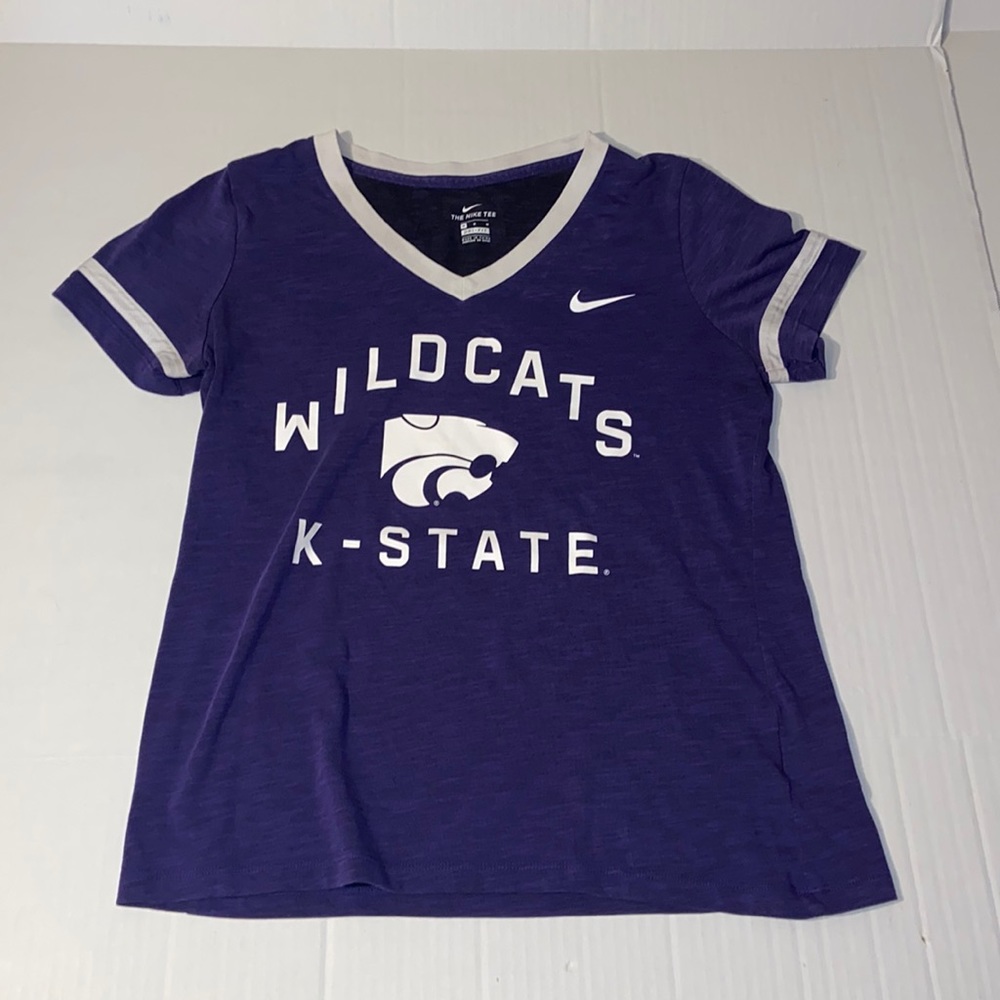 The Nike Tee Dri-Fit Women’s Medium K-State Wildcats Short Sleeve V-Neck Tee